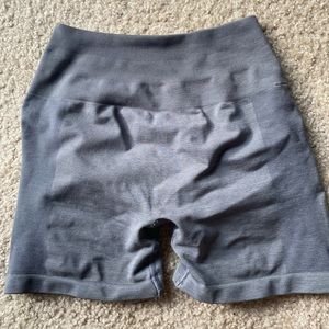 Alphalete amplify shorts 4.5 in in Titanium